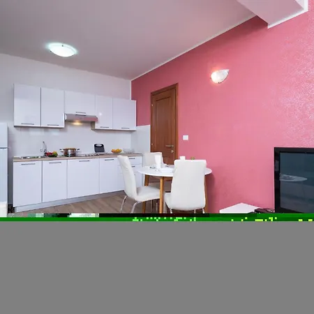 Awesome In With Kitchen 아파트
